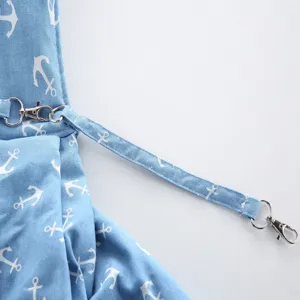 Detailansicht des hellblauen Haustier-Sicherheitsgurts mit Anker-Muster und Metallclip