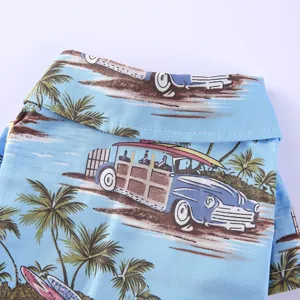 Nahaufnahme eines blauen Hawaii-Haustierhemdes mit Oldtimer- und Palmenmuster