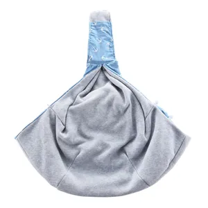 Nahaufnahme des weichen grauen Innenfutters und des Sicherheitsclips der Tiertasche.