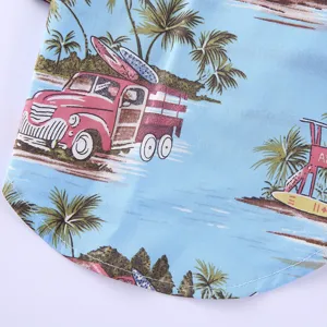 Detailansicht eines blauen Hundehemds mit Vintage-Truck- und Palmen-Tropenprint.
