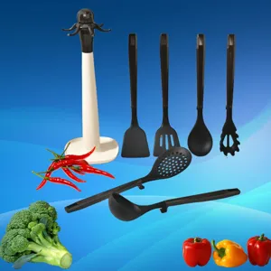 Detalle del juego de utensilios de cocina de silicona con espátula, cuchara y soporte.