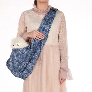 Hundetragetuch mit Blumenmuster und Sicherheitsgurt, getragen von einem Model für Details