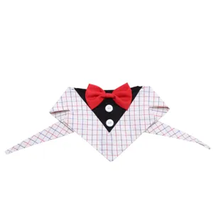 Honden smoking bandana met rode vlinderdas en knopen, ideaal voor huisdier feest en bruiloft.