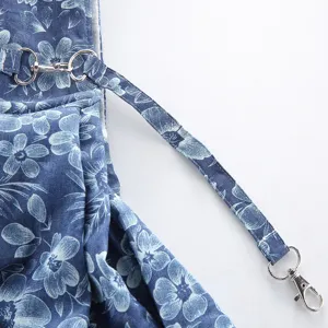 Nahaufnahme der silbernen Metallschnalle und des blauen Blumengurts für Haustiertaschen