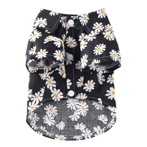 Detailansicht des Gänseblümchen-Prints und der weißen Knöpfe am Haustier-Sommerhemd