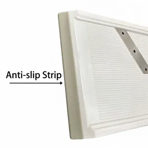 Macrodetail van de grijze antislipstrip op een witte handmatige groentesnijder tool