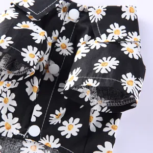 Detailansicht eines Hunde-Sommerhemds mit Gänseblümchen-Druck und Druckknöpfen.