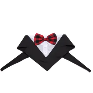 Huisdier hond tuxedo bandana met rode geruite vlinderdas en pakkraag voor feestelijke bruiloft.