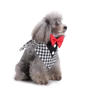 Honden smoking bandana met rode vlinderdas en houndstooth patroon voor feest bruiloft.