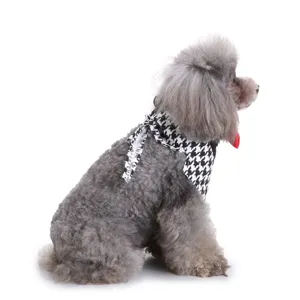 Stijlvolle zwart-witte houndstooth pet bandana voor honden, feestjes en speciale dagen.