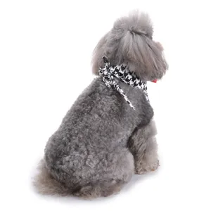 Klassieke zwart-witte houndstooth huisdier bandana detail, zachte stoffen hondenkwijlslabber.