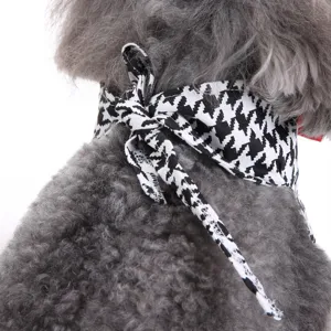 Detailaufnahme eines Hundes mit einem schwarz-weiß Hahnentrittmuster Hunde-Bandana.