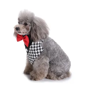Honden smoking bandana met rode vlinderdas en houndstooth patroon voor huwelijksfeest.