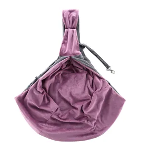 Innenansicht der lila Plüsch-Hundetasche mit integrierter Sicherheitsleine und Clip