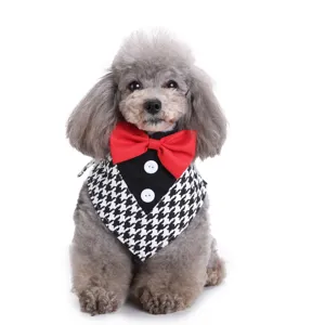 Chique honden smoking bandana met rode vlinderdas en houndstooth patroon voor feestdetails