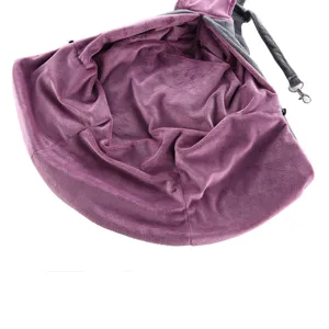 Detailansicht der weichen lila Fleece-Innenseite und des Sicherheits-Hakens einer Haustiertasche.