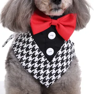 Honden smoking bandana met rode vlinderdas en houndstooth patroon voor huwelijksfeest huisdier.