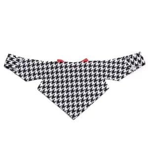 Klassieke huisdier bandana met hondenmotief en rode strik voor feestelijke kleding.