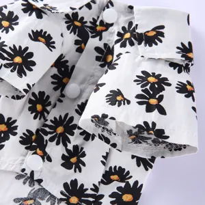 Detailansicht des Hundehemds mit Gänseblümchen-Print und Druckknöpfen