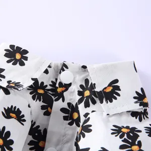 Detailansicht weißes Hundehemd mit Gänseblümchen-Print und weißem Knopf.