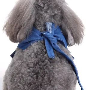 Gedetailleerd overzicht van een stijlvolle blauwe denim huisdierbandana voor honden.