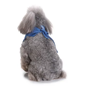 Detailopname van een hond met een blauwe denim bandana sjaal, zachte stof, schattige look.