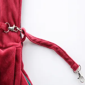 Nahaufnahme der Sicherheitsleine der Plüsch-Haustiertasche mit robusten Metallhaken