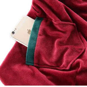Detailansicht der Seitentasche einer roten Plüsch-Haustiertasche mit einem Smartphone