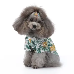 Detailansicht eines Pudels in einem sommerlichen Hundeshirt mit tropischem Blattmuster
