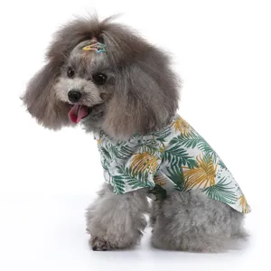 Detailansicht eines grauen Pudels in einem lebhaften tropischen Palmenblatt-Hundeshirt