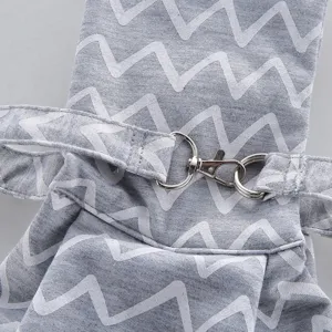 Detailaufnahme der Sicherheitsleine einer Haustiertasche mit robustem Metallhaken