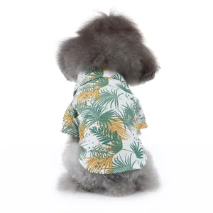 Rückenansicht eines Hundes in einem hawaiianischen Sommerhemd mit Palmenblattmuster