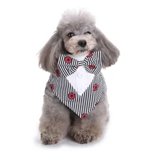 Schattige honden tuxedo bandana met vlinderdas en voetbalprint voor feestelijke trouwdetails.