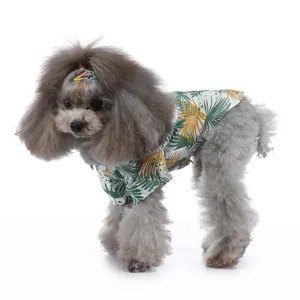 Seitenansicht eines Pudels mit tropischem Palmenblatt-Print Hundeshirt auf weißem Grund.