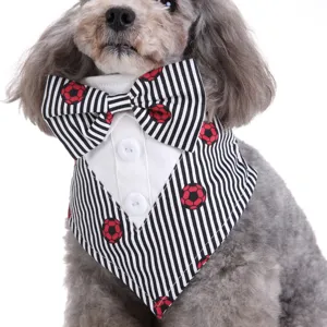 Detail van hond tuxedo vlinderdas bandana met zwart-witte strepen en rode patronen.