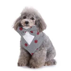 Schattige honden smoking bandana met vlinderdas en voetbalpatroon voor feestelijke bruiloften.