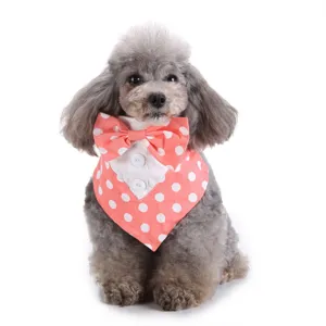 Gedetailleerd overzicht van roze polkadot hondentuxedo bandana, feeststrik accessoire.