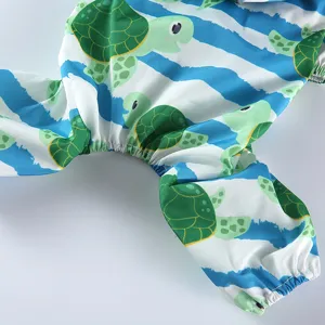 Gros plan du tissu de l'imperméable pour animal avec motif de tortue et rayures.