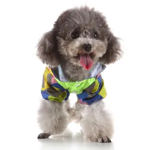 Mignon imperméable pour chien, combinaison imperméable légère à quatre pattes pour petits chiens.