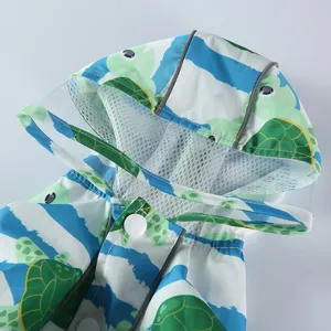 Détail imperméable pour chien motif tortue, tissu étanche avec bandes réfléchissantes et capuche.