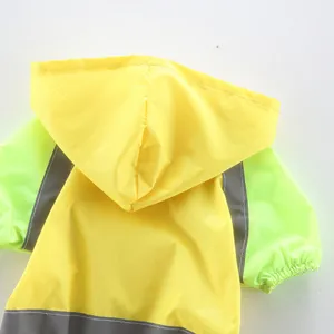 Imperméable chien vue détaillée, jolie veste de pluie pour animal avec bandes réfléchissantes.