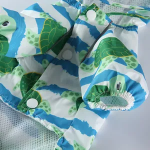 Imperméable pour animal avec motif de tortue, boutons-pression et doublure en maille.