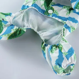 Gros plan détaillé d'un imperméable pour animaux motif tortue et doublure maille respirante.