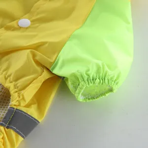 Vue détaillée de l'imperméable pour chien de compagnie imperméable aux couleurs vives.