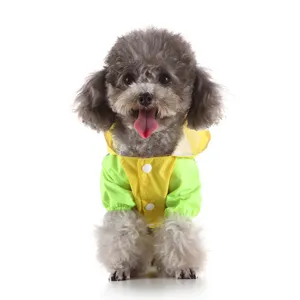 Gros plan détaillé d'un imperméable pour chien de compagnie mignon avec capuche jaune et verte.