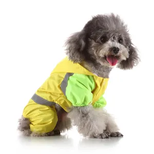 Imperméable léger à quatre pattes pour chien avec bandes réfléchissantes en plein air.
