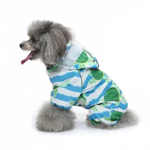 Vue détaillée de l'imperméable pour animal de compagnie motif tortue avec bandes réfléchissantes.