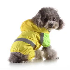 Imperméable pour chien à quatre pattes avec bandes réfléchissantes et capuche, détails mignons.