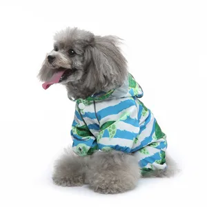 Détail du vêtement de pluie pour chien à motif de tortue avec conception imperméable.