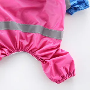 Vue détaillée d'un imperméable pour chien imperméable avec bandes réfléchissantes.